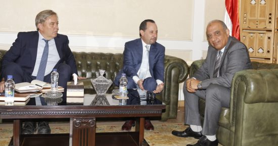 وزير قطاع الأعمال يبحث مع القائم بعمل السفير الأمريكى إتاحة فرص جديدة للاستثمار