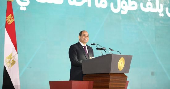 الرئيس السيسي يداعب المشاركين فى حفل "كتف فى كتف": "هنقعد نحب بعض.. شكرا"