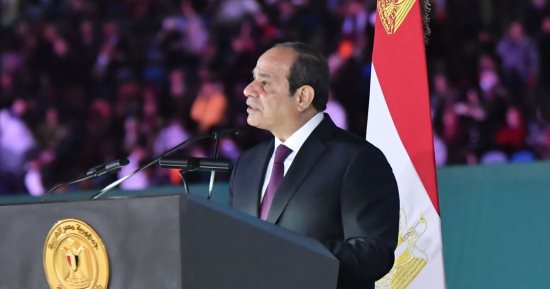 الرئيس السيسى: دايما يا رب متجمعين يا أهل مصر على الخير.. مصر دى أهلى.. والله بحب مصر جدا وبحبكم.. ويداعب المشاركين فى حفل "كتف فى كتف": "هنقعد نحب بعض.. شكرا".. وشوفوا الفرق بين الإيد اللى بتطبطب واللى بتدمر