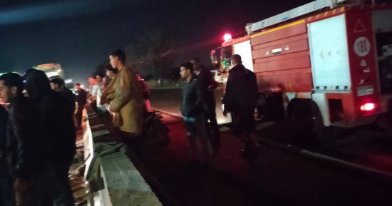 إخماد حريق سيارة محملة بالمراتب على طريق "الإسماعيلية - بورسعيد"