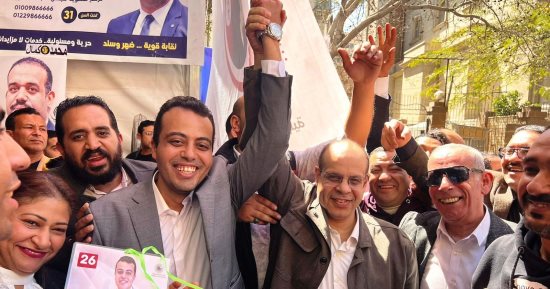 أكرم القصاص يسجل فى الجمعية العمومية لنقابة الصحفيين وسط حشد من صحفيى اليوم السابع