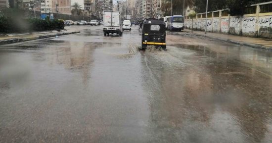 "الشتاء" يضرب ضربته الأخيرة قبل الرحيل.. نوة "الشمس الكبرى" تضرب الإسكندرية بأمطار ورياح مع انخفاض درجات الحرارة.. التقلبات مستمرة حتى بعد غد.. نشر 150 سيارة شفط لنزح المياه.. والمحافظ يشدد على التواجد الميداني