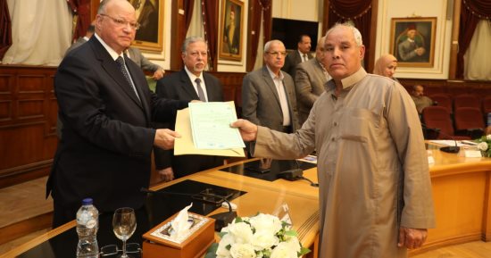محافظ القاهرة يسلم 15 عقدا موثقا لمصانع شق الثعبان بعد تقنين أوضاعها