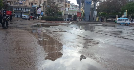 هطول أمطار غزيرة على البحيرة ووقف حركة الملاحة لسوء الأحوال الجوية.. صور