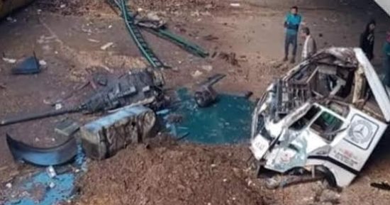 انقلاب سيارة نقل من أعلى كوبرى دفرة وإصابة قائدها بالغربية