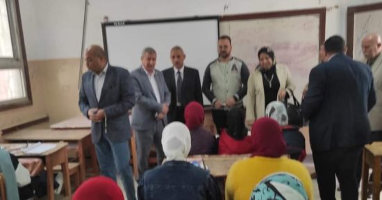 وكيل تعليم الشرقية يتفقد مجموعات الدعم بمدرسة بلبيس الإعدادية.. صور