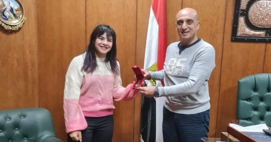 عميد "تربية رياضية طنطا" يكرم الطالبة ريم جمال لفوزها ببطولة العالم للقوة البدنية