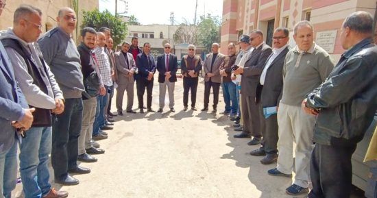 وكيل تعليم كفر الشيخ يستقبل الأم المثالية الأولى بالورود ويكرمها وأنجالها