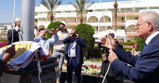 محافظ جنوب سيناء يرفع العلم المصرى بمدينة طابا فى ذكرى استردادها الـ34