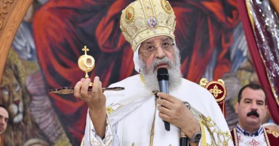 البابا تواضروس يهدى جزءا من رفات الملكة هيلانة للكنيسة المدشنة بالمعادى..صور