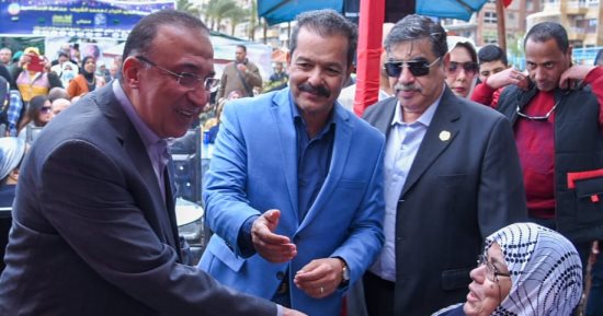 محافظ الإسكندرية يكرم 70 أمًا مثالية خلال الاحتفالية المقامة على شاطئ المندرة