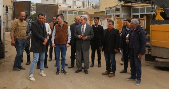 محافظ كفر الشيخ يتفقد الحملة الميكانيكية فى حى شرق ويتابع إصلاح المعدات..صور