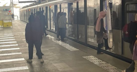 كيف تصل للعاصمة الإدارية الجديدة؟.. المترو يتكامل مع القطار الكهربائى الخفيف.. تشغيل 48 مسار أتوبيس من أنحاء القاهرة الكبرى.. وخطوط داخلية تجوب العاصمة الإدارية تعمل مجانا خلال التشغيل التجريبى.. صور