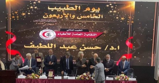 تكريم نائب رئيس جامعة الوادى الجديد لحصوله على لقب الطبيب المثالي