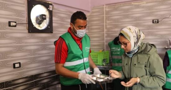 نائب محافظ الوادي الجديد تتفقد مبادرة الإطعام المجاني للطلاب المغتربين