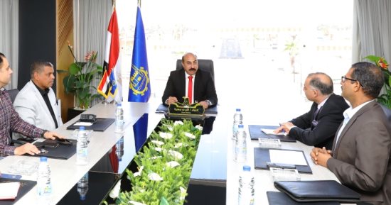 محافظ أسوان يلتقى مساعد وزير الرى لبحث فرص الاستثمار الواعدة