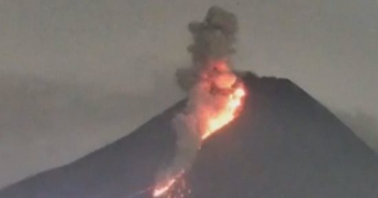 بركان ميرابى الإندونيسى يثور من جديد ويطلق حمما ساخنة.. صور