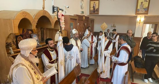 أسقف هولندا يصلى قداس عيد الصليب بكنيسة الشهيد العظيم مارجرجس