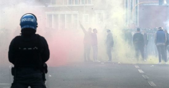 حرب شوارع بين جماهير روما والشرطة الإيطالية قبل الديربي.. فيديو