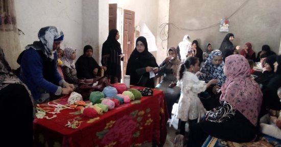 المرأة الأسوانية تقتحم سوق العمل بمشغولات مستلهمة من التراث ضمن حياة كريمة.. صور