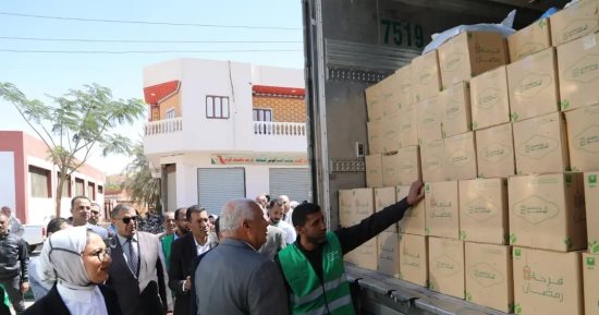 بدء توزيع 10 آلاف كرتونة مواد غذائية على المستحقين بمدن الوادى الجديد.. صور