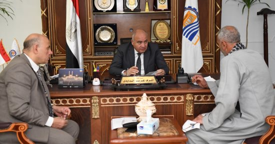 محافظ قنا يستقبل 78 مواطنا بمكتبه لبحث طلباتهم