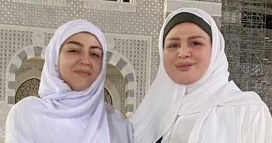 إلهام شاهين وابنة شقيقتها تؤديان مناسك العمرة.. صور