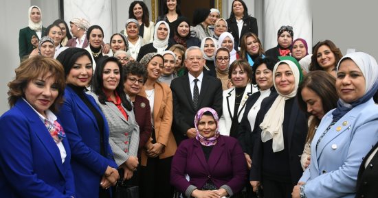 "شهر أعياد المرأة".. رئيس مجلس النواب يستقبل النائبات للتهنئة.. صور     