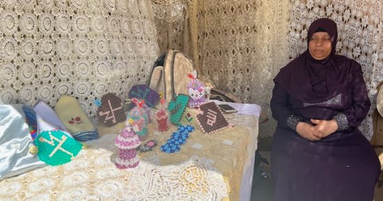 "هند" بنت الفيوم تٌبدع في المشغولات اليدوية وتدرب الفتيات عليها بمديرية التضامن