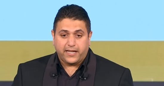 مذيع الشارع مازحا في احتفالية المرأة المصرية: مش متعود على جو القاعات