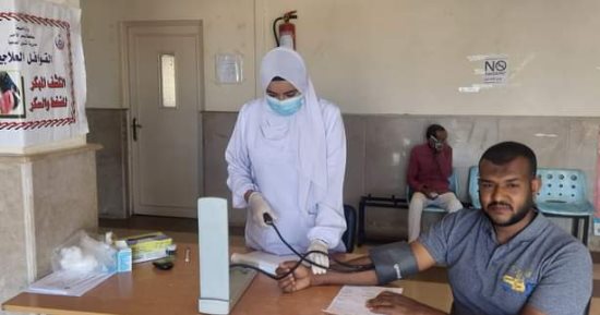 حياة كريمة.. القوافل العلاجية تجرى الكشف الطبى على 1700 شخص بقرى البحر الأحمر.. إجراء تحاليل لـ450 مواطنا وأشعة وسونار لـ147.. والكشف المبكر على الأمراض المزمنة لـ195 من مواطنى الجنوب.. صور
