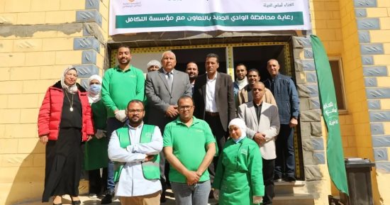محافظ الوادى الجديد يفتتح مبادرة الإطعام الخيرى للطلاب المغتربين.. صور