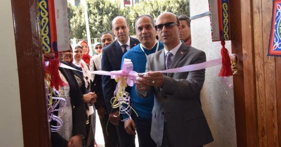 رئيس جامعة أسيوط يفتتح عددًا من المعارض الفنية من إنتاج الطلاب