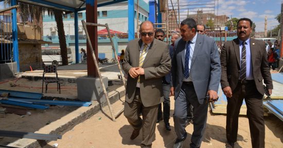 محافظ أسيوط يتفقد أعمال إنشاء موقف سيارات بمركز الفتح ضمن "حياة كريمة"