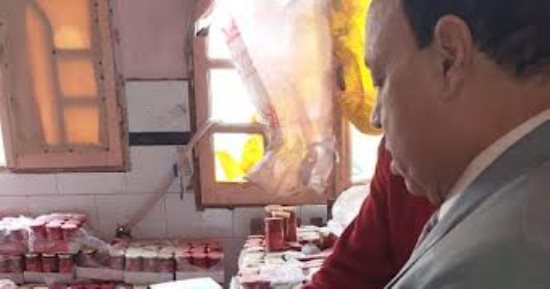 ضبط سلع غذائية غير مطابقة للاشتراطات الصحية بأحد مصانع الغربية.. فيديو