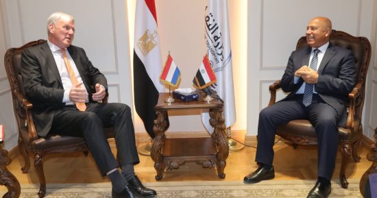وزير النقل يبحث مع السفير الهولندى تصدير الخضراوات المصرية لهولندا