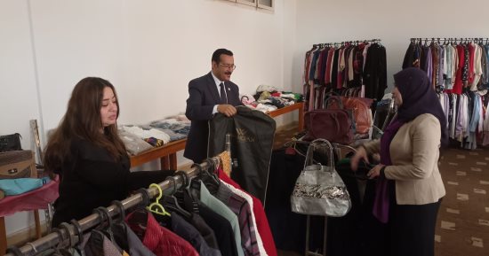 تربية حلوان تنظم معرض السوق الخيرى لبيع الملابس بأسعار رمزية للطلاب.. صور