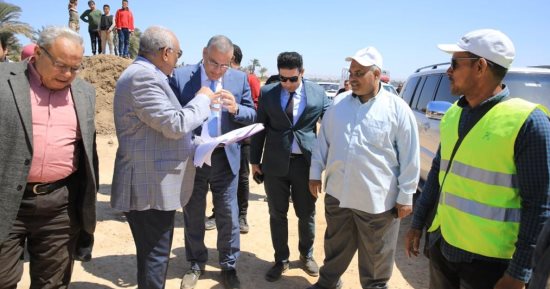 محافظ سوهاج يتفقد أعمال مشروع ربط كورنيش أخميم بالكورنيش الشرقى 