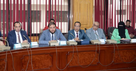 محافظ الإسماعيلية يعقد اجتماعا لمتابعة أعمال اللجنة العليا لتأمين الخدمات الطبية