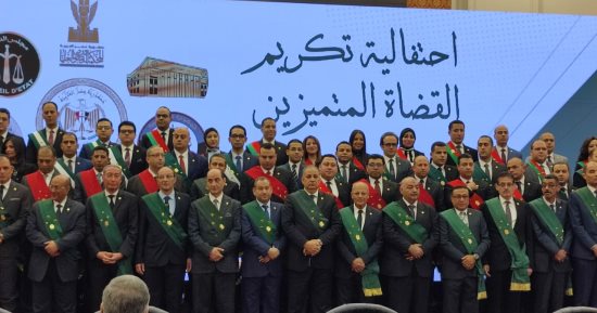 وزير العدل يسلم شهادات تقدير موقعة من الرئيس السيسي للقضاة المميزين  