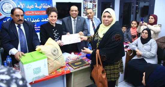 حنان شوقى تكرم عددا من سيدات شبرا الخيمة بمناسبة احتفالات عيد الأم المصرية.. صور