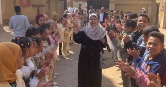 ممر شرفى.. تلاميذ يكرمون معلمة فى قنا بعد بلوغها سن التقاعد (فيديو)