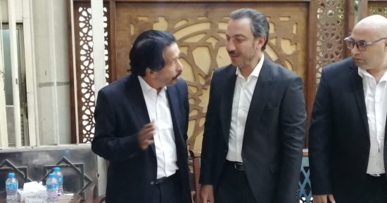 طارق لطفى ودنيا عبد العزيز ووفاء مكى أول الحضور فى عزاء زوجة مجدى فكرى