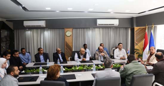 محافظ أسوان يلتقى وفد "الطيران" لدراسة بدء رحلات البالون الطائر الموسم المقبل