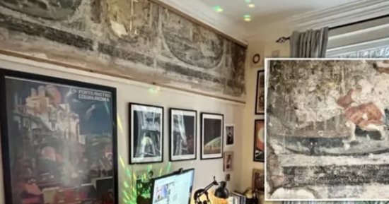 بريطاني يكتشف كنزاً في مطبخ منزله بالصدفة.. صور