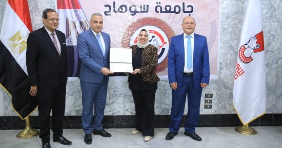 جامعة سوهاج تكرم فريق "وحدة حياة كريمة" الفائز بجائزة التميز الحكومى.. صور