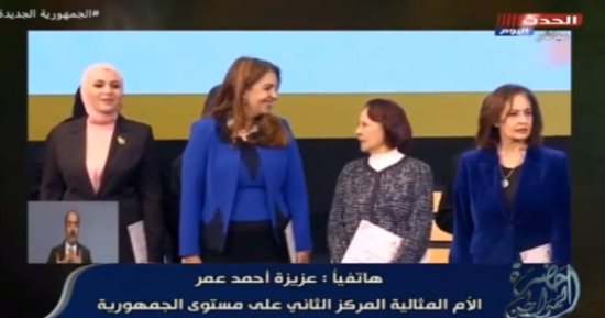 الأم المثالية الثانية على الجمهورية: عندى 4 أطباء وكنت بذاكر لهم على الطبلية