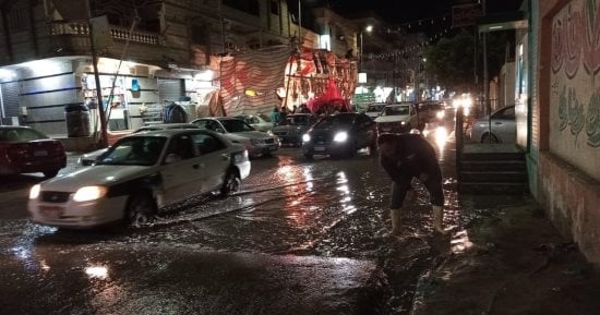 معدات مجلس مدينة العريش تواصل نزح مياه الأمطار من الشوارع.. صور