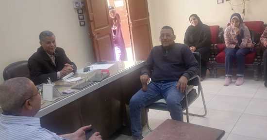 اجتماع لمدير بيطرى الأقصر مع أطباء إسنا لمتابعة تحصين المواشى.. صور