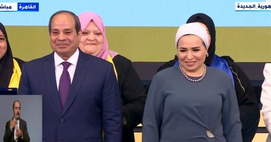 الرئيس السيسي والسيدة قرينته يلتقطان صورا تذكارية مع الأمهات المثاليات